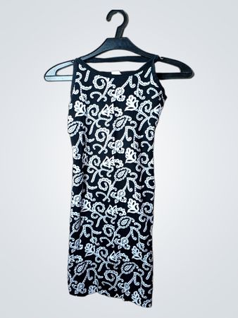 Schwarz-weiß gemustertes Kleid