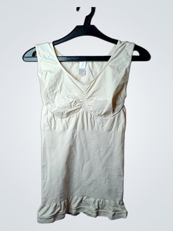 Cremfarbenes Tanktop mit Rüschensaum