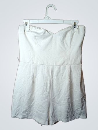  Weißer trägerloser Jumpsuit