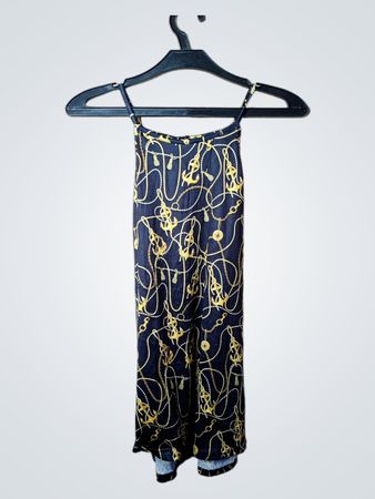 Navyblaues Kleid mit goldener Kette und Ankerdruck
