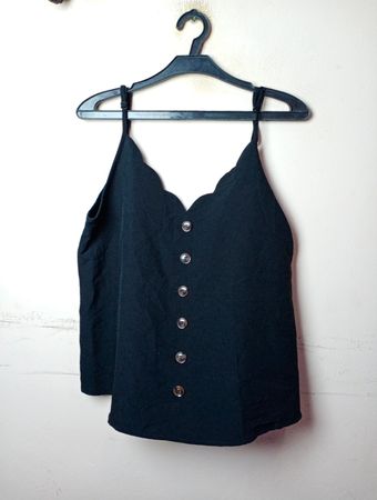 Schwarzes Trägershirt mit gewelltem Ausschnitt und Knöpfen