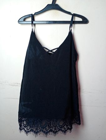 Schwarzes Top mit Spitzenbesatz