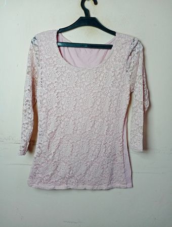 Rosa Spitzenshirt mit langen Ärmeln