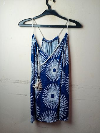 Blaues Kleid mit weißem Sonnenstrahlenmuster
