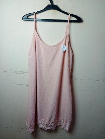 Rosa Slipkleid mit Spitzensaum