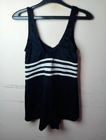 adidas schwarzes Schwimmbad mit weißen Streifen