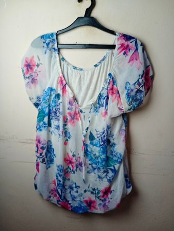 Weiße Bluse mit floralem Druck