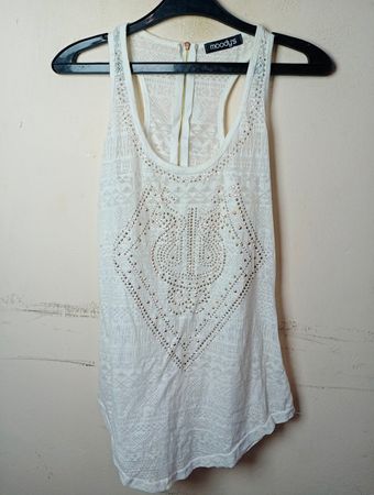 Weißes, verziertes Racerback-Tanktop