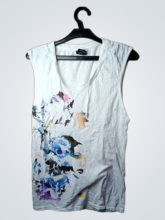 Bench. Weißes ärmelloses T-Shirt mit Totenkopf-Graphic