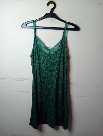 Grünes Spitzenbesatz-Nachtkleid