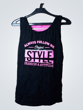 Schwarzes Tanktop mit "STYLE FASHION & ATTITUDE" Grafik