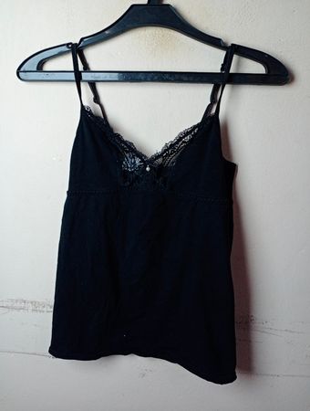Schwarzes Top mit Spitzenbesatz