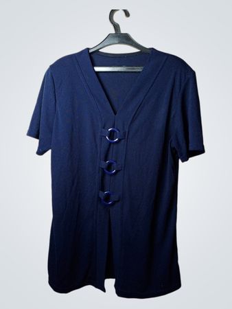 Marineblaues V-Ausschnitt-T-Shirt mit dekorativen Knöpfen