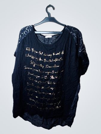 Schwarzes T-Shirt mit paillettenbesetzten Schultern und goldener Schrift
