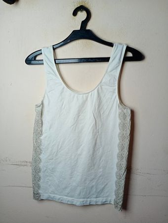 Weißes Tanktop mit Spitzenbesatz