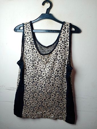 Schwarzes und weißes Spitzen-Tanktop