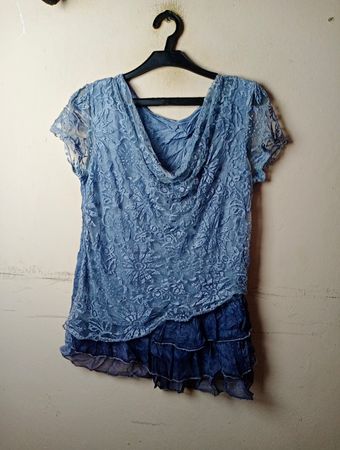 Blauer Spitzen- und transparenter, geschichteter Tunika