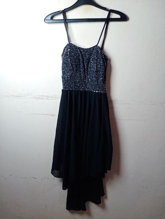 Schwarzes, mit Pailletten besetztes Oberteilkleid