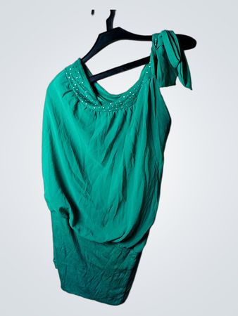 Grünes One-Shoulder-Kleid