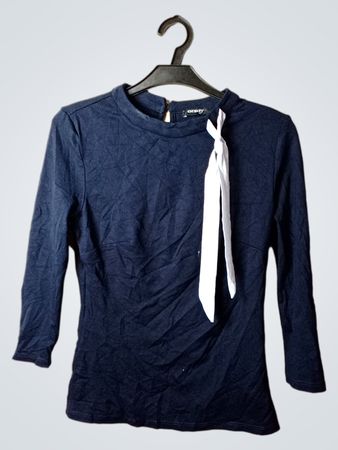 Orsay navyblaues Langarmoberteil mit Schleifendetail