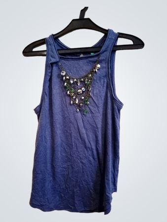 Blaues Tanktop mit Halskettendetail