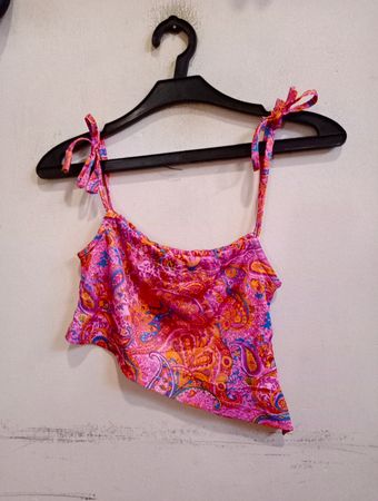 Crop-Top mit pinkem Paisley-Print und Trägern