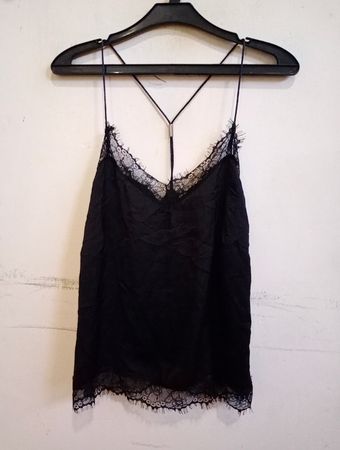 Schwarzes Spitzenbesatz-Top
