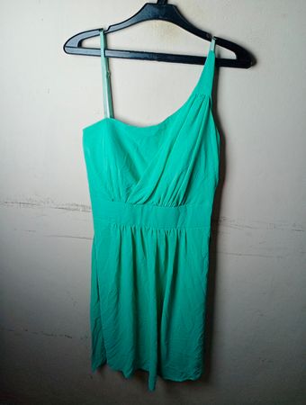 Grünes Ein-Schulter-Kleid
