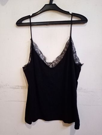Schwarzes Trägershirt mit Spitzenbesatz