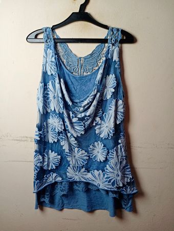 Blaues Tanktop mit floralem Muster und Häkelverzierung