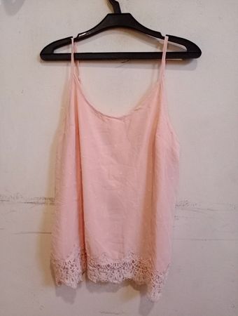 Rosa Camisole mit Spitzenbesatz