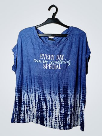 Lanina Blue Tie-Dye T-Shirt mit "JEDER TAG kann etwas BESONDERES sein" Grafik