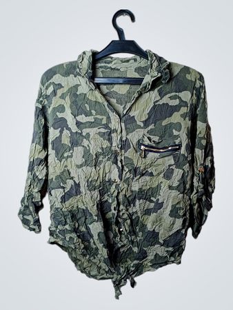 Camo Print Crinkle Button-Up Shirt mit Reißverschlusstasche