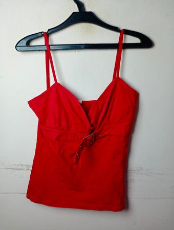 Rote Trägertop mit Schnallendetail
