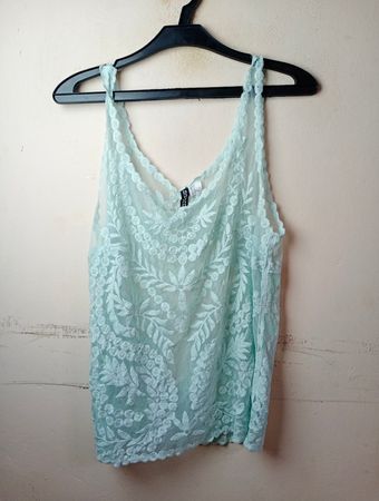 Geteiltes Spitzen-Cami-Top