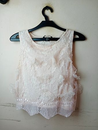 H&M Ärmelloses Blumengesticktes Cropped Top