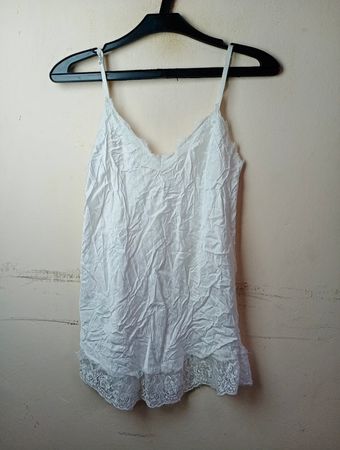 Camisol mit weißen Spitzenrand