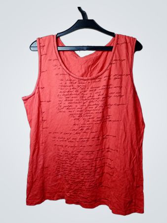 Rotes Tanktop mit Textdruck
