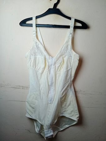 Cremefarbener Body mit Reißverschluss und Spitze