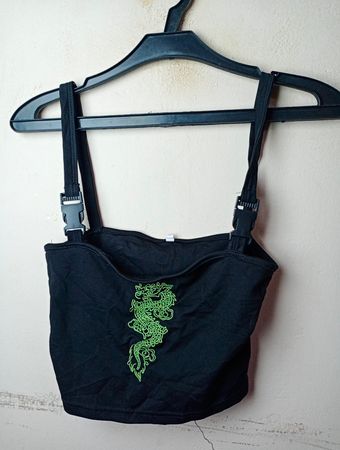 Schwarzes Crop Top mit grüner Drachenstickerei