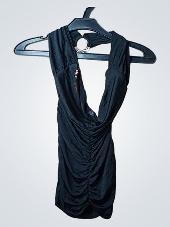 Jennifer Taylor Schwarzes Rüschenshirt Kleid