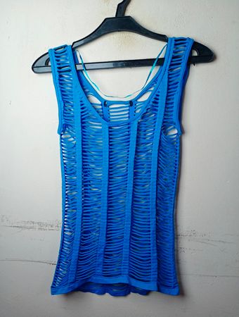 Blaues ärmelloses Tanktop mit Ausschnittdetails