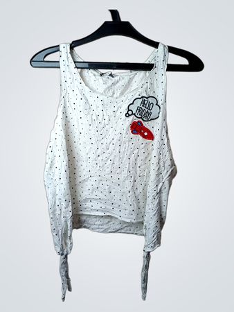 Weißes Tanktop mit Punkten und "Hallo Freitag!" Aufnäher