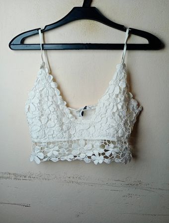 Weißes Spitzen-Crop-Top