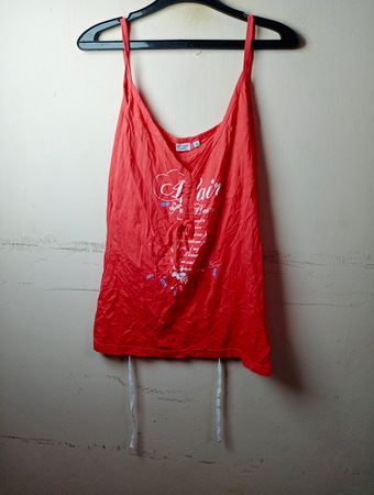 OUTFIT FASHION Rotes Grafikdruck Spaghetti-Träger Tanktop