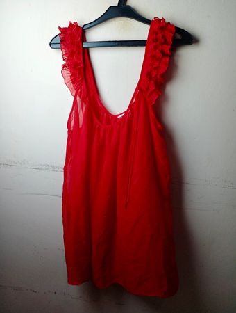 Rotes Rüschenträgerkleid