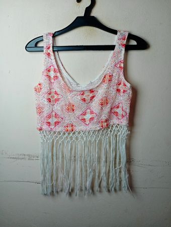  weißes Fransen-Crop-Top mit pinkem und orangefarbenem geometrischem Muster