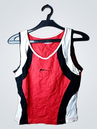 Rotes, weißes und schwarzes Sport-Top
