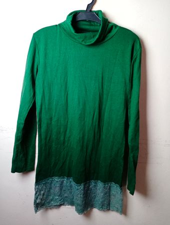Grüner Rollkragenpullover mit Spitze