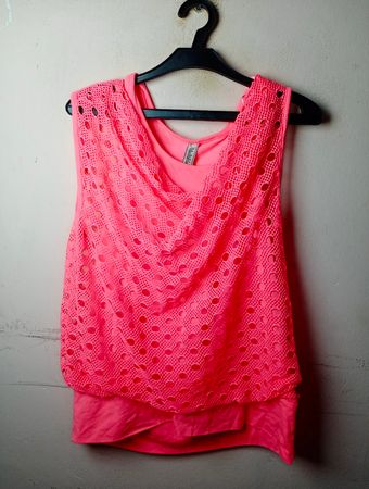 Malibu Coral Pink Geschichtetes Tanktop mit Cutout-Overlay